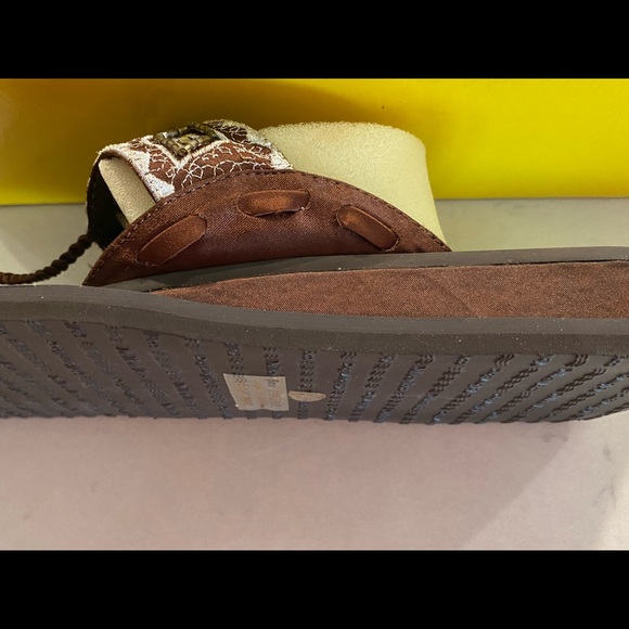 Yellow Box sandals, size 9 - Picture 3 of 6